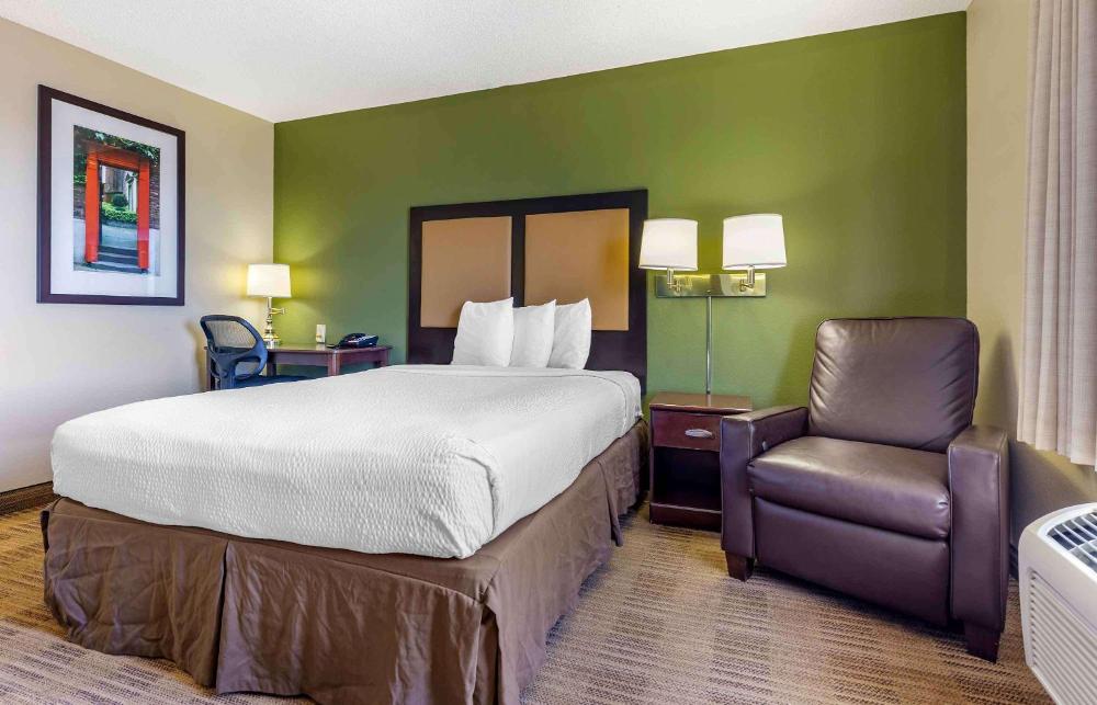 Queen studio with 1 Queen Bed - Disability Access/Non-Smoking interior
